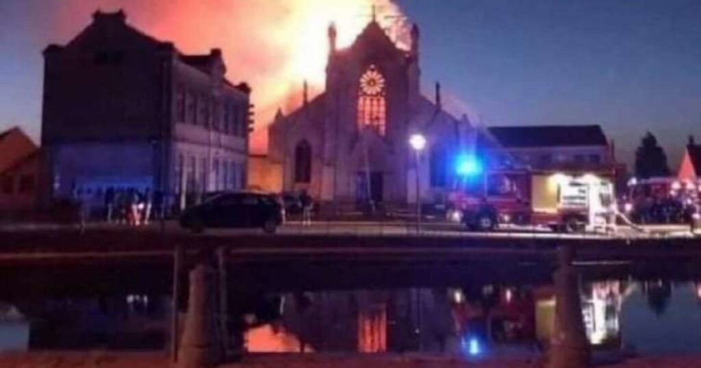 اندلع حريق هائل في كنيسة الحبل بلا دنس التاريخية في مدينة عمر شمال فرنسا اندلع حريق هائل في كنيسة الحبل بلا دنس التاريخية في مدينة عمر شمال فرنسا