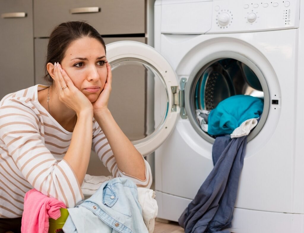 خدعة رائعة لإعادة القميص المنكمش إلى حجمه الطبيعي – حلول ذكية للمشاكل اليومية خدعة رائعة لإعادة القميص المنكمش إلى حجمه الطبيعي – حلول ذكية للمشاكل اليومية